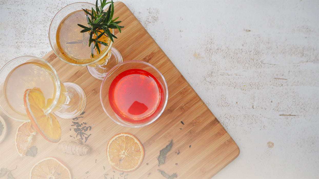 Holzbrett drei Cocktails Garnierung