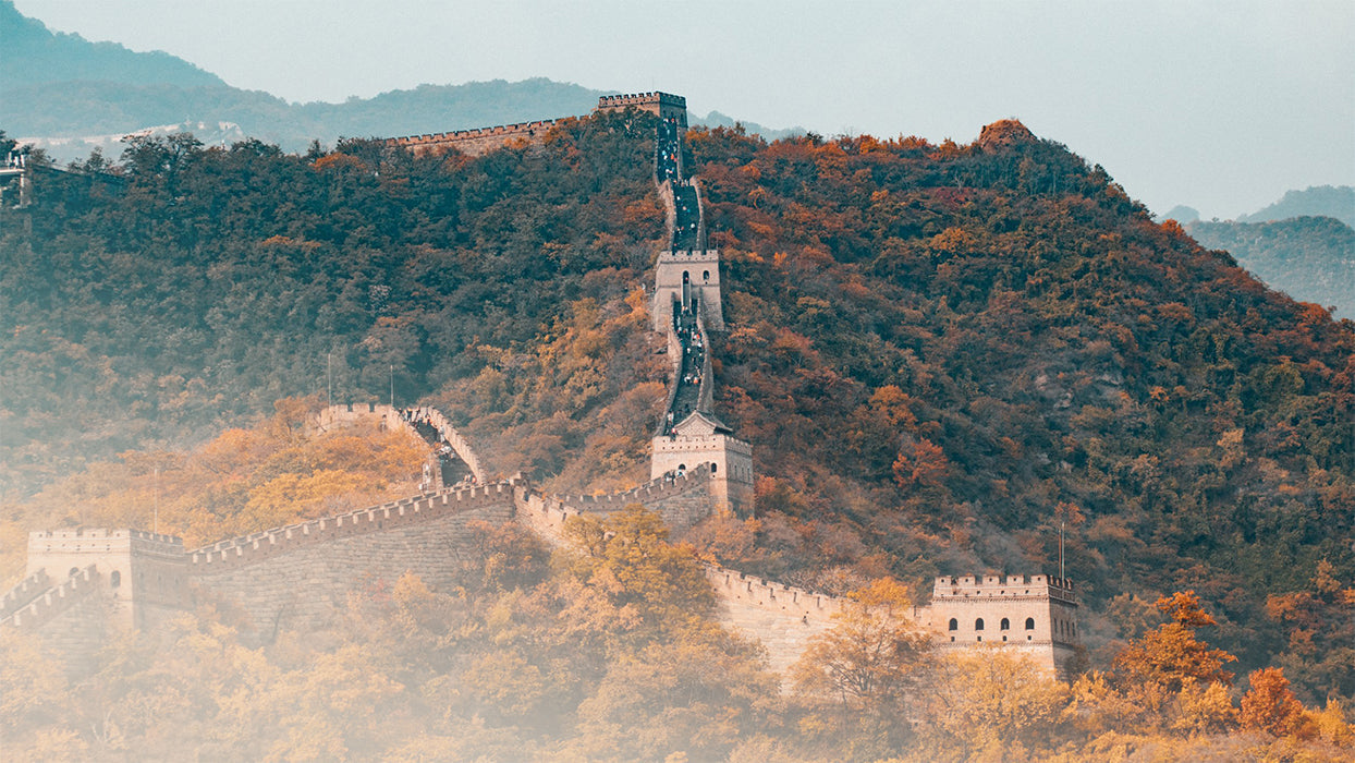 Chinesische Mauer von Bergen umringt 